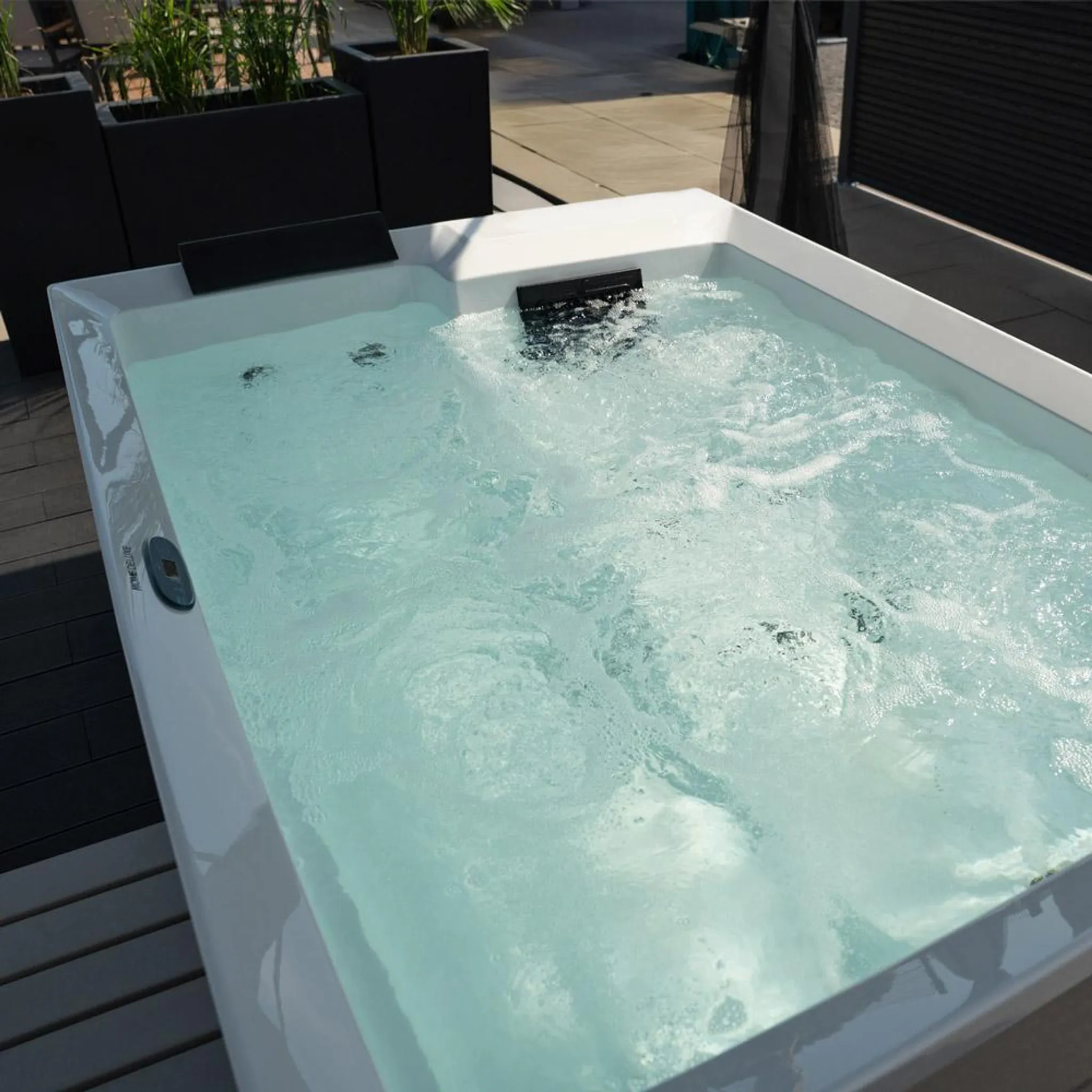HOME DELUXE - Outdoor Whirlpool NIMBUS DELUXE - mit Treppe und Thermoabdeckung - Maße: 190 x 140 x 70 cm- Inkl. Heizung, 18 Massagedüsen I Außen Whirlpool für 2 Personen – Bild 3