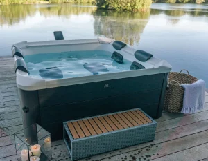 MSpa Whirlpool OSLO PLUS XXL größeres Modell 2026 inkl. LED, WiFi, UVC & OZON - 140 Luftdüsen // 8 Hydromassagedüsen - 180 x 180 x 65 cm - NEU