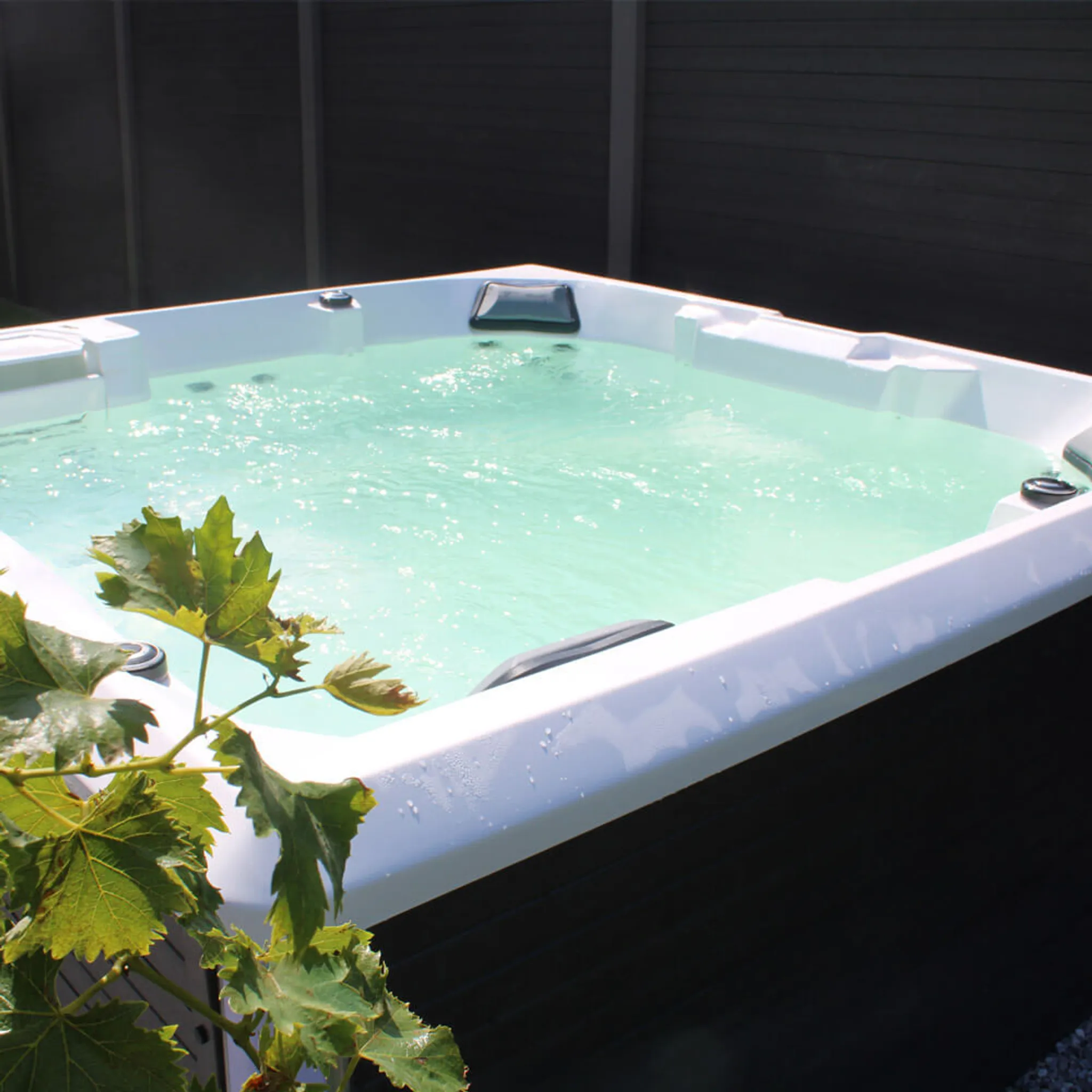 HOME DELUXE - Outdoor Whirlpool - STREAM BIG PURE - Maße: 208 x 208 x 88 cm - Inkl. Heizung, 34 Massagedüsen und 4 äußeren Lichtquellen I Außen Whirlpool Spa für 5 Personen – Bild 3