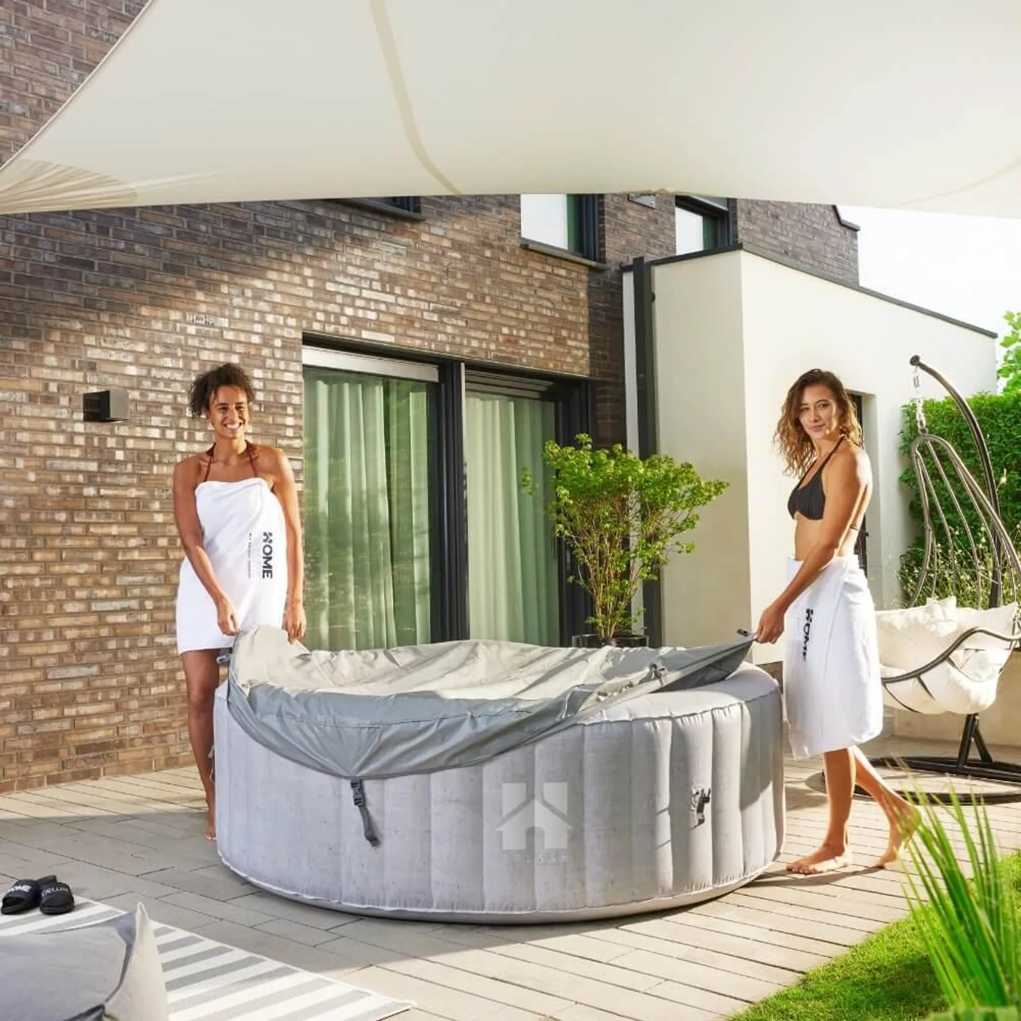 HOME DELUXE - Outdoor Whirlpool - SPLASH + Kissen, Getränkehalter und Sonnendach - Farbe: Beige - ⌀ 208 cm, 130 Luftdüsen - inkl. Abdeckung, Reparaturset, Filterset I Außen Spa für 6 Personen – Bild 6
