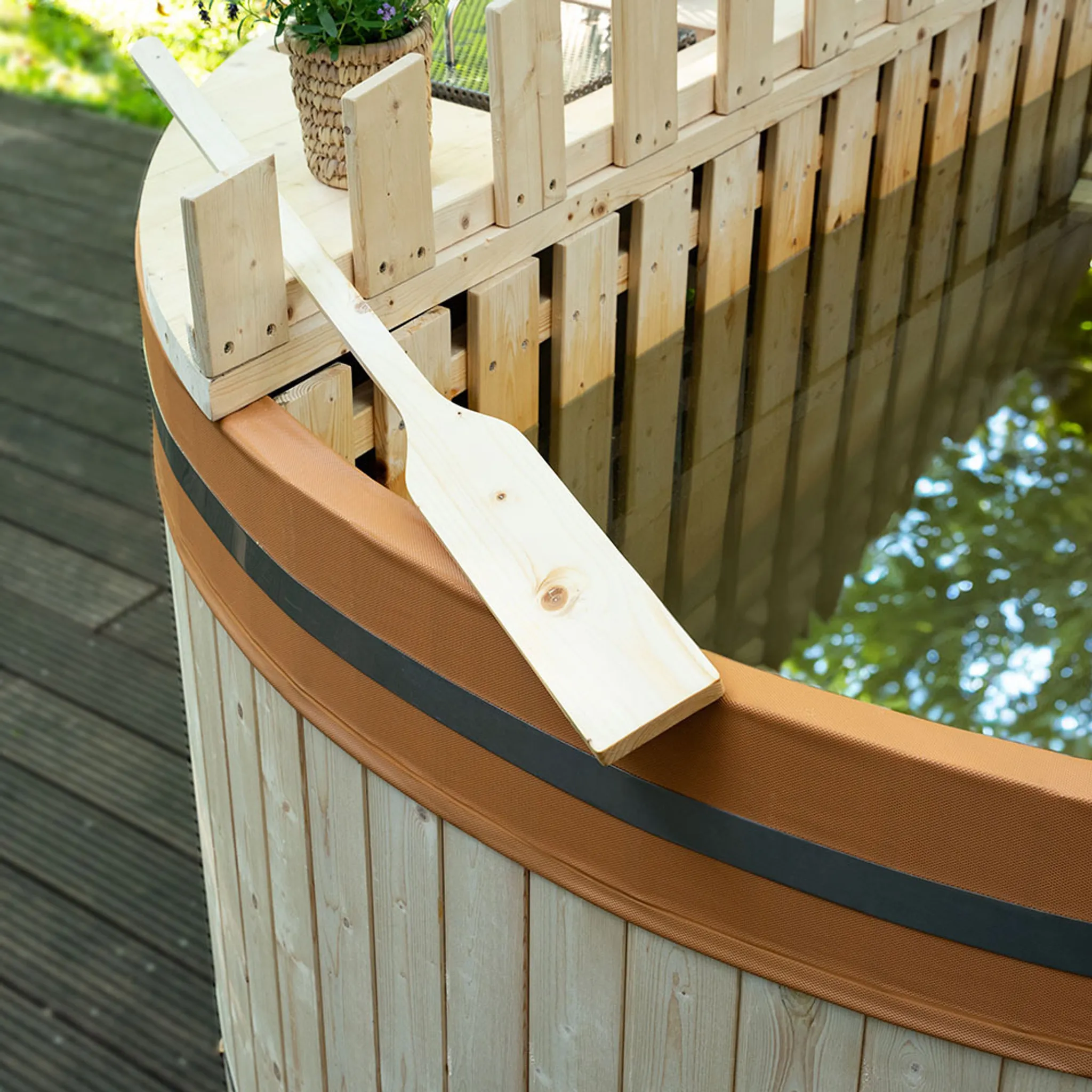 HOME DELUXE - Hot Tub SKANDI - Größe L, ⌀ 210 cm, Außenhöhe 100 cm, Nordische Fichte, inkl. Abdeckung, Treppe und Ofen I Badefass Badetonne Whirlpool – Bild 6