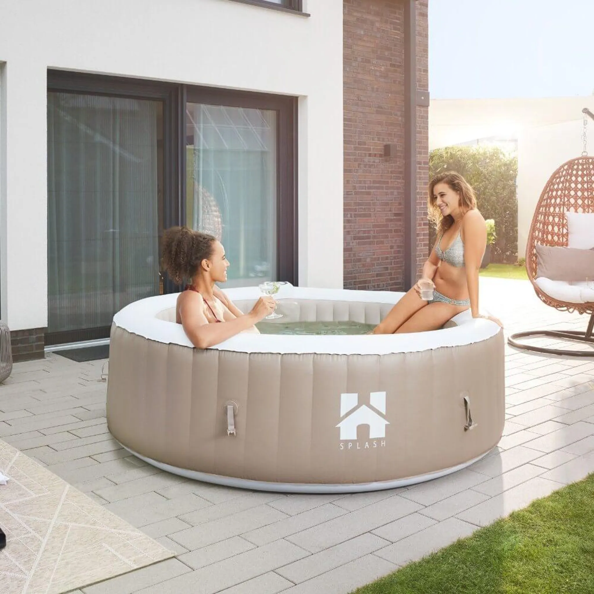 HOME DELUXE - Outdoor Whirlpool - SPLASH + Kissen, Getränkehalter und Sonnendach - Farbe: Beige - ⌀ 208 cm, 130 Luftdüsen - inkl. Abdeckung, Reparaturset, Filterset I Außen Spa für 6 Personen – Bild 5