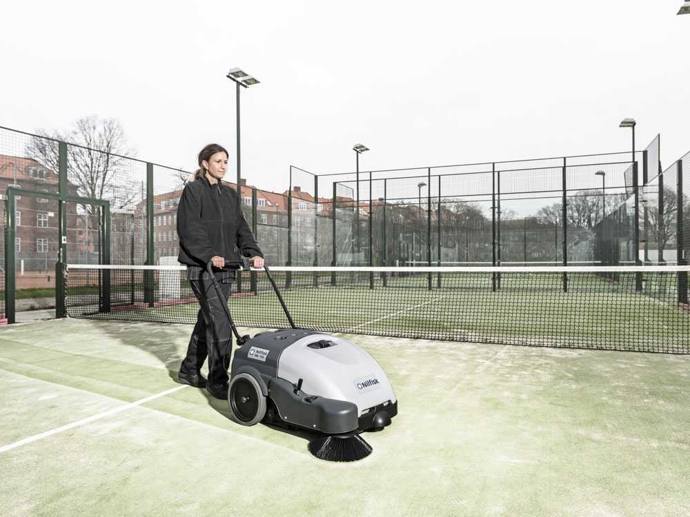 Nilfisk SW750 - Selbstfahrende Kehrmaschine mit Kehrgutbehälter 12V - 46Ah – Bild 2