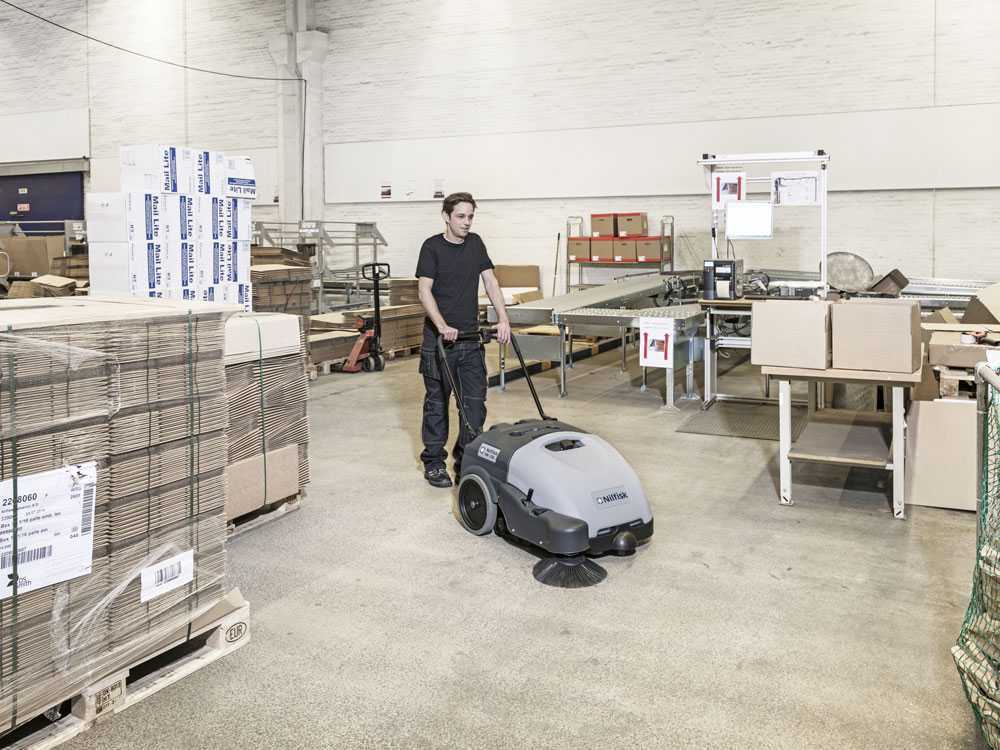 Nilfisk SW750 - Selbstfahrende Kehrmaschine mit Kehrgutbehälter 12V - 46Ah – Bild 3